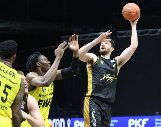 Owen Klassen (Basketball Loewen Braunschweig) beim Korbwurf