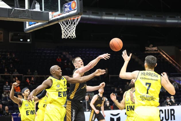 Rickey Paulding (EWE Baskets Oldenburg), Martin Peterka (Basketball Loewen Braunschweig)Sebastian Herrera (EWE Baskets Oldenburg)