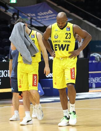 Max Heidegger (EWE Baskets Oldenburg) und Rickey Paulding (EWE Baskets Oldenburg) sind enttaeuscht
