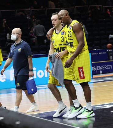 Max Heidegger (EWE Baskets Oldenburg) und Rickey Paulding (EWE Baskets Oldenburg) sind enttaeuscht