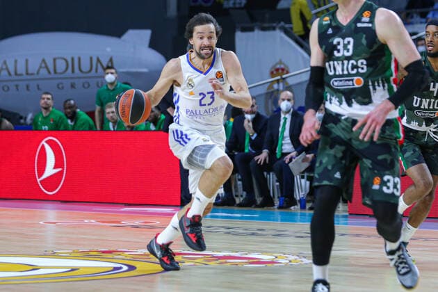 25th January 2022; Wizink Center; Madrid, Spain; Turkish Airlines Euroleague Basketball; Spain, Real Madrid versus Unics Kazan; Sergio Llull (Madrid) brings the ball foward Madrid Madrid Spain Basketball Copyright: xAlbaxPachecox xAgenciaxLOFx