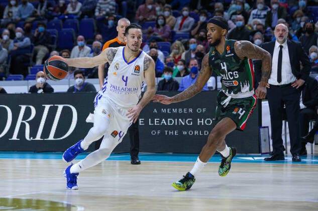 25th January 2022; Wizink Center; Madrid, Spain; Turkish Airlines Euroleague Basketball; Spain, Real Madrid versus Unics Kazan; Thomas Heurtel (Madrid) and Lorenzo Brown (Unics) Madrid Madrid Spain Basketball Copyright: xAlbaxPachecox xAgenciaxLOFx