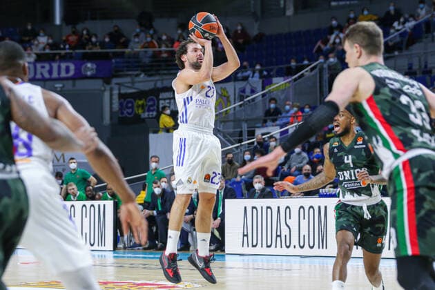 25th January 2022; Wizink Center; Madrid, Spain; Turkish Airlines Euroleague Basketball; Spain, Real Madrid versus Unics Kazan; Sergio Llull (Madrid) for three Madrid Madrid Spain Basketball Copyright: xAlbaxPachecox xAgenciaxLOFx