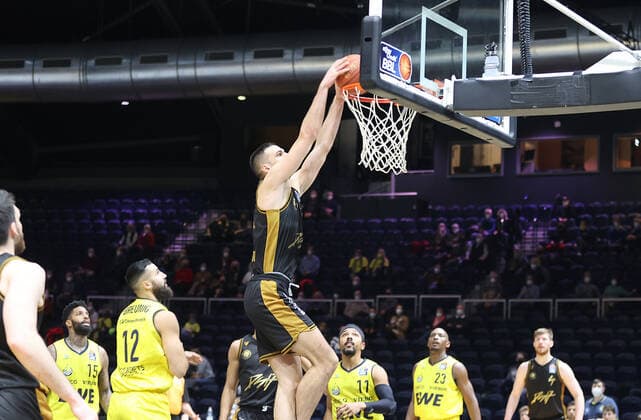 Benedikt Turudic (Basketball Loewen Braunschweig) beim Dunking