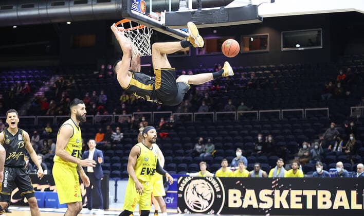 Benedikt Turudic (Basketball Loewen Braunschweig) beim Dunking
