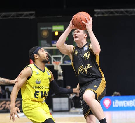 Phil Pressey (EWE Baskets Oldenburg), Ondrej Sehnal (Basketball Loewen Braunschweig)