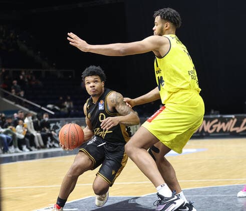 Tookie Brown (Basketball Loewen Braunschweig) gegen Norris Agbakoko (EWE Baskets Oldenburg)