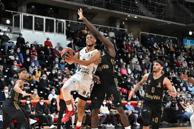 Elie Okobo (asvel) vs Othello Hunter (munich) BASKETBALL : LDLC ASVEL vs Bayern Munich - Euroligue - 25 01 2022 FredericChambert Panoramic 