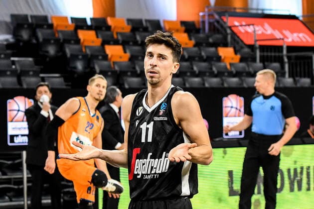 GER, EuroCup, ratiopharm ulm vs Virtus Segafredo Bologna 25.01.2022, ratiopharm arena, Neu-Ulm, GER, EuroCup, ratiopharm ulm vs Virtus Segafredo Bologna, im Bild Michele Ruzzier (Bologna, 11) nach einem Foul