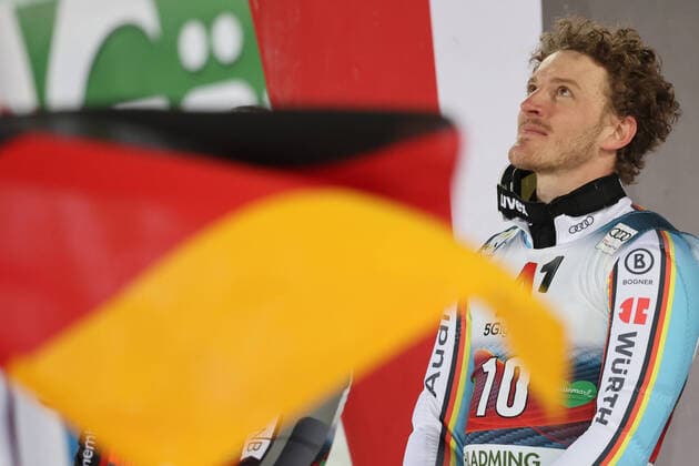 Bilder des Jahres 2022, Sport 01 Januar Sport Themen der Woche KW04 ALPINE SKIING - FIS WC Schladming SCHLADMING,AUSTRIA,25.JAN.22 - ALPINE SKIING - FIS World Cup, Nightrace, night slalom, men, award ceremony. Image shows Linus Strasser (GER).  GEPAxpictures xWolfgangxGrebien