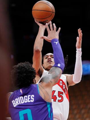 January 25, 2022, Toronto, ON, CANADA: Toronto Raptors guard Dalano Banton (45) shoots over Charlotte Hornets forward Miles Bridges (0) during first half NBA, Basketball Herren, USA basketball action in Toronto, Tuesday, Jan. 25, 2022. Canada News - January 25, 2022  - ZUMAc35_ 20220125_zaf_c35_046 Copyright: xFrankxGunnx