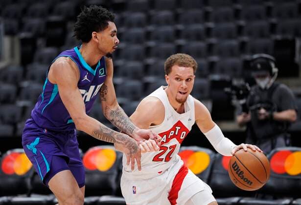 January 25, 2022, Toronto, ON, CANADA: Toronto Raptors guard Malachi Flynn (22) drives around Charlotte Hornets guard James Bouknight (5) during first half NBA, Basketball Herren, USA basketball action in Toronto, Tuesday, Jan. 25, 2022. Canada News - January 25, 2022  - ZUMAc35_ 20220125_zaf_c35_052 Copyright: xFrankxGunnx