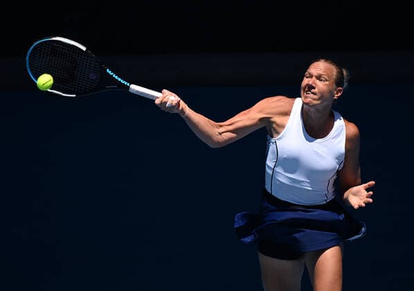 TENNIS AUSTRALIAN OPEN, Kaia Kanepi of Estonia returns to Iga Swiatekof Poland during their Women?s quarterfinal match on Day 10 of the Australian Open, at Melbourne Park, in Melbourne, Wednesday, January 26, 2022. ( NO ARCHIVING, EDITORIAL USE ONLY, NO USE IN BOOKS WITHOUT CONSENT MELBOURNE VIC AUSTRALIA  Copyright: xDEANxLEWINSx 20220126001617194714