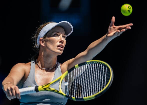 (220126) -- MELBOURNE, Jan. 26, 2022 -- Danielle Collins of the United States competes during the women s singles quarterfinal match between Alize Cornet of France and Danielle Collins of the United States at Australian Open in Melbourne Park, in Melbourne, Australia, on Jan. 26, 2022. (Photo by Hu Jingchen Xinhua) (SP)AUSTRALIA-MELBOURNE-TENNIS-AUSTRALIAN OPEN-WOMEN S SINGLES-QUARTERFINAL BaixXuefei 