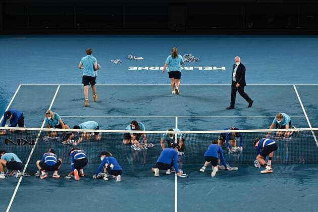 Mandatory Credit: Photo by James Gourley Shutterstock (12773754bx) Ballboys, ballgirls and staff wipe the court dry after rainfall Australian Open, Day Ten, Tennis, Melbourne Park, Melbourne, Australia - 26 Jan 2022 Australian Open, Day Ten, Tennis, Melbourne Park, Melbourne, Australia - 26 Jan 2022 Copyright: xJamesxGourley Shutterstockx 12773754bx