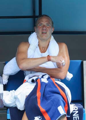 Kaia Kanepi sitzt auf dem der Bank waehrend der Spielpause mit einem Eispack auf den Schultern, Hitzeprobleme Tennis - Australian Open 2022 - Grand Slam - Melbourne Park - Melbourne - Victoria - Australia - 26 January 2022. Copyright: xJuergenxHasenkopfx