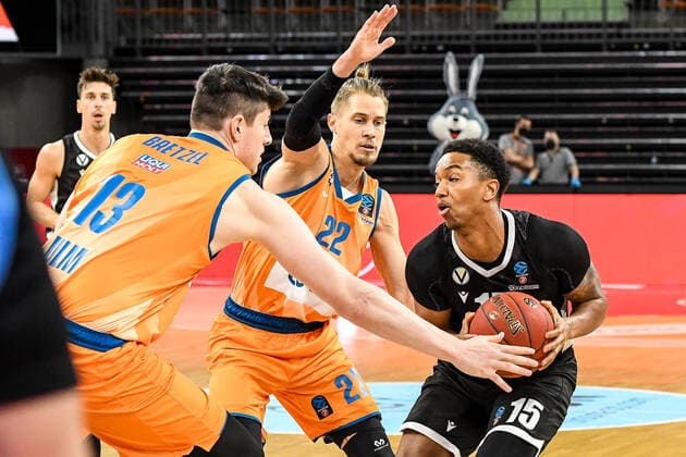 GER, EuroCup, ratiopharm ulm vs Virtus Segafredo Bologna 25.01.2022, ratiopharm arena, Neu-Ulm, GER, EuroCup, ratiopharm ulm vs Virtus Segafredo Bologna, im Bild Nicolas Bretzel (Ulm, 13), Thomas Klepeisz (Ulm, 22), Ty-Shon Alexander (Bologna, 15)