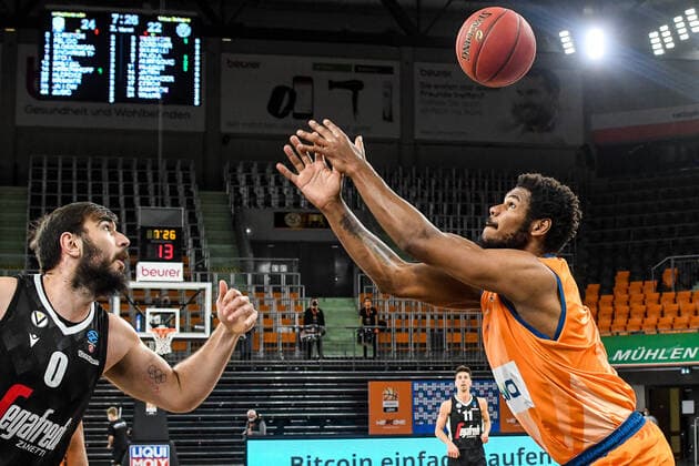 GER, EuroCup, ratiopharm ulm vs Virtus Segafredo Bologna 25.01.2022, ratiopharm arena, Neu-Ulm, GER, EuroCup, ratiopharm ulm vs Virtus Segafredo Bologna, im Bild Amadeo Tessitori (Bologna, 0), Cristiano Felicio (Ulm, 1)
