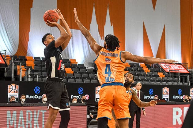 GER, EuroCup, ratiopharm ulm vs Virtus Segafredo Bologna 25.01.2022, ratiopharm arena, Neu-Ulm, GER, EuroCup, ratiopharm ulm vs Virtus Segafredo Bologna, im Bild Jaron Blossomgame (Ulm, 4) versucht den Wurf von Ty-Shon Alexander (Bologna, 15) zu blocken