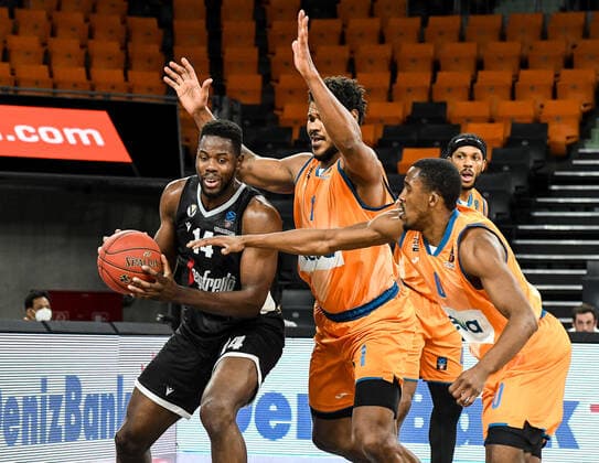 GER, EuroCup, ratiopharm ulm vs Virtus Segafredo Bologna 25.01.2022, ratiopharm arena, Neu-Ulm, GER, EuroCup, ratiopharm ulm vs Virtus Segafredo Bologna, im Bild Mouhammadou Jaiteh (Bologna, 14), Cristiano Felicio (Ulm, 1), Semaj Christon (Ulm, 0)