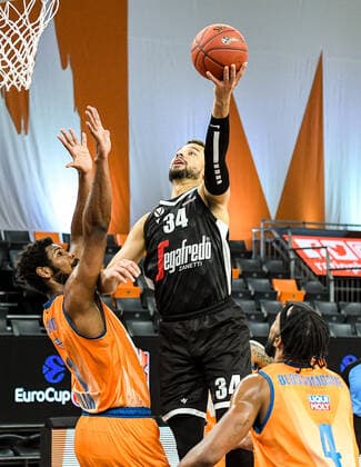GER, EuroCup, ratiopharm ulm vs Virtus Segafredo Bologna 25.01.2022, ratiopharm arena, Neu-Ulm, GER, EuroCup, ratiopharm ulm vs Virtus Segafredo Bologna, im Bild Kyle Weems (Bologna, 34) setzt sich gegen Cristiano Felicio (Ulm, 1) durch