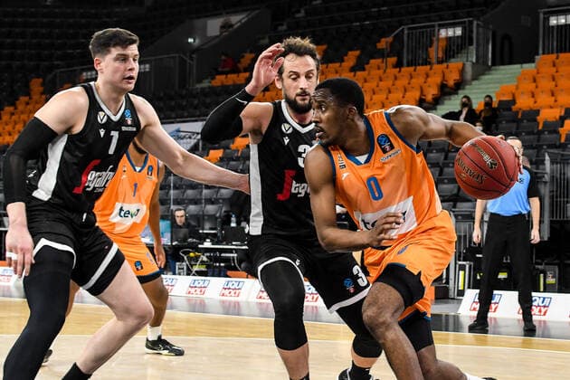 GER, EuroCup, ratiopharm ulm vs Virtus Segafredo Bologna 25.01.2022, ratiopharm arena, Neu-Ulm, GER, EuroCup, ratiopharm ulm vs Virtus Segafredo Bologna, im Bild Amar Alibegovic (Bologna, 7), Marco Belinelli (Bologna, 3) kann Semaj Christon (Ulm, 0) nicht aufhalten