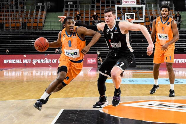 GER, EuroCup, ratiopharm ulm vs Virtus Segafredo Bologna 25.01.2022, ratiopharm arena, Neu-Ulm, GER, EuroCup, ratiopharm ulm vs Virtus Segafredo Bologna, im Bild Amar Alibegovic (Bologna, 7) kann Semaj Christon (Ulm, 0) nicht aufhalten