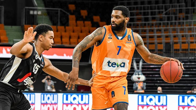 GER, EuroCup, ratiopharm ulm vs Virtus Segafredo Bologna 25.01.2022, ratiopharm arena, Neu-Ulm, GER, EuroCup, ratiopharm ulm vs Virtus Segafredo Bologna, im Bild Ty-Shon Alexander (Bologna, 15), Sindarius Thornwell (Ulm, 7)