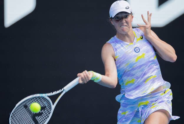 (220126) -- MELBOURNE, Jan. 26, 2022 -- Iga Swiatek of Poland competes during the Women s single match between Iga Swiatek of Poland and Kaia Kanepi of Estonia at Australian Open in Melbourne Park, in Melbourne, Australia, on Jan. 26, 2022. ) (SP)AUSTRALIA-MELBOURNE-TENNIS-AUSTRALIAN OPEN-WOMEN S SINGLES-QUARTERFINALS BaixXuefei 