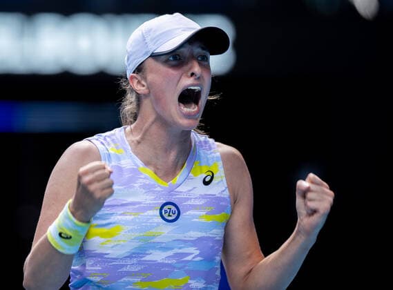 Sport Bilder des Tages (220126) -- MELBOURNE, Jan. 26, 2022 -- Iga Swiatek of Poland celebrates after the Women s single match between Iga Swiatek of Poland and Kaia Kanepi of Estonia at Australian Open in Melbourne Park, in Melbourne, Australia, on Jan. 26, 2022. ) (SP)AUSTRALIA-MELBOURNE-TENNIS-AUSTRALIAN OPEN-WOMEN S SINGLES-QUARTERFINALS BaixXuefei 