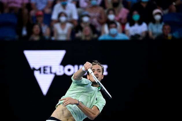 TENNIS AUSTRALIAN OPEN, Daniil Medvedev of Russia plays a shot during his Men?s quarterfinal match against Felix Auger-Aliassime on Day 10 of the Australian Open, at Melbourne Park, in Melbourne, Wednesday, January 26, 2022. ( NO ARCHIVING, EDITORIAL USE ONLY, NO USE IN BOOKS WITHOUT CONSENT MELBOURNE VIC AUSTRALIA  Copyright: xDEANxLEWINSx 20220126001617248837