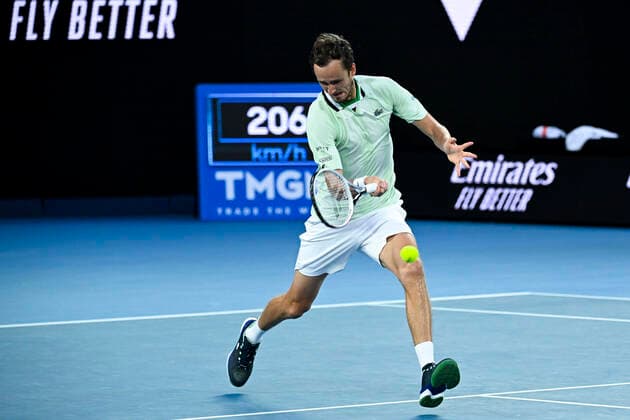 TENNIS AUSTRALIAN OPEN, Daniil Medvedev of Russia plays a shot during his Men?s quarterfinal match against Felix Auger-Aliassime on Day 10 of the Australian Open, at Melbourne Park, in Melbourne, Wednesday, January 26, 2022. ( NO ARCHIVING, EDITORIAL USE ONLY, NO USE IN BOOKS WITHOUT CONSENT MELBOURNE VIC AUSTRALIA  Copyright: xDEANxLEWINSx 20220126001617249589