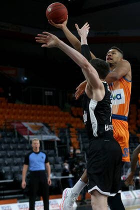 25.01.22, Neu Ulm, Deutschland, ratiopharm Arena, ratiopharm ulm vs. Virtus Segafredo Bologna - Basketball 7 Days EuroCup, Amar Aliebegovic (Virtus Segafredo Bologna) und Karim Jallow (ratiopharm ulm) im Zweikampf (Foto H. Langer) Neu Ulm ratiopharm Arena Bayern Deutschland