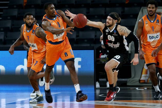 25.01.22, Neu Ulm, Deutschland, ratiopharm Arena, ratiopharm ulm vs. Virtus Segafredo Bologna - Basketball 7 Days EuroCup, Sindarius Thornwell (ratiopharm ulm), Semaj Christon (ratiopharm ulm) und Isaia Cordinier (Virtus Segafredo Bologna) im Zweikampf (Foto H. Langer) Neu Ulm ratiopharm Arena Bayern Deutschland