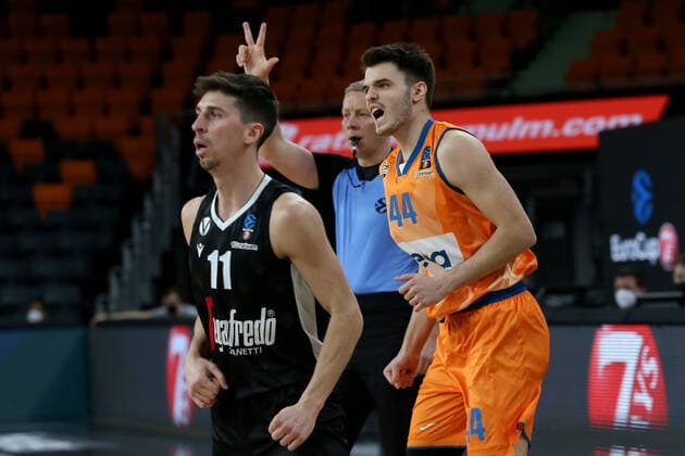 25.01.22, Neu Ulm, Deutschland, ratiopharm Arena, ratiopharm ulm vs. Virtus Segafredo Bologna - Basketball 7 Days EuroCup, Fedor Zugic (ratiopharm ulm) gestikuliert, gestik (Foto H. Langer) Neu Ulm ratiopharm Arena Bayern Deutschland