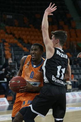 25.01.22, Neu Ulm, Deutschland, ratiopharm Arena, ratiopharm ulm vs. Virtus Segafredo Bologna - Basketball 7 Days EuroCup, Semaj Christon (ratiopharm ulm) und Michele Ruzzier (Virtus Segafredo Bologna) im Zweikampf (Foto H. Langer) Neu Ulm ratiopharm Arena Bayern Deutschland