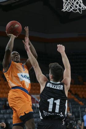 25.01.22, Neu Ulm, Deutschland, ratiopharm Arena, ratiopharm ulm vs. Virtus Segafredo Bologna - Basketball 7 Days EuroCup, Semaj Christon (ratiopharm ulm) und Michele Ruzzier (Virtus Segafredo Bologna) im Zweikampf (Foto H. Langer) Neu Ulm ratiopharm Arena Bayern Deutschland