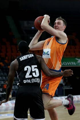 25.01.22, Neu Ulm, Deutschland, ratiopharm Arena, ratiopharm ulm vs. Virtus Segafredo Bologna - Basketball 7 Days EuroCup, Jakarr Sampson (Virtus Segafredo Bologna) undPhilipp Herkenhoff (ratiopharm ulm) im Zweikampf (Foto H. Langer) Neu Ulm ratiopharm Arena Bayern Deutschland