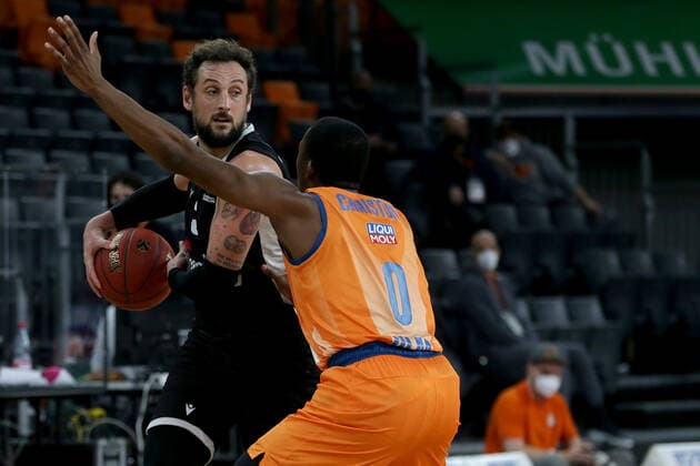 25.01.22, Neu Ulm, Deutschland, ratiopharm Arena, ratiopharm ulm vs. Virtus Segafredo Bologna - Basketball 7 Days EuroCup, Marco Belinelli (Virtus Segafredo Bologna) und Semaj Christon (ratiopharm ulm) im Zweikampf (Foto H. Langer) Neu Ulm ratiopharm Arena Bayern Deutschland
