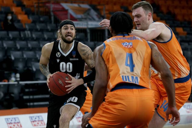 25.01.22, Neu Ulm, Deutschland, ratiopharm Arena, ratiopharm ulm vs. Virtus Segafredo Bologna - Basketball 7 Days EuroCup, Isaia Cordinier (Virtus Segafredo Bologna), Jaron Blossomgame (ratiopharm ulm) und Philipp Herkenhoff (ratiopharm ulm) im Zweikampf (Foto H. Langer) Neu Ulm ratiopharm Arena Bayern Deutschland