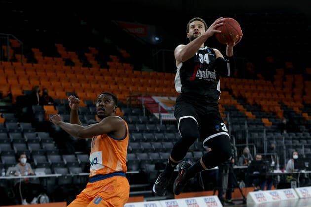 25.01.22, Neu Ulm, Deutschland, ratiopharm Arena, ratiopharm ulm vs. Virtus Segafredo Bologna - Basketball 7 Days EuroCup, Semaj Christon (ratiopharm ulm) und Kyle Weems (Virtus Segafredo Bologna) im Zweikampf (Foto H. Langer) Neu Ulm ratiopharm Arena Bayern Deutschland