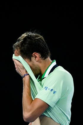 TENNIS AUSTRALIAN OPEN, Daniil Medvedev of Russia reacts during his Men?s quarterfinal match against Felix Auger-Aliassime on Day 10 of the Australian Open, at Melbourne Park, in Melbourne, Wednesday, January 26, 2022. ( NO ARCHIVING, EDITORIAL USE ONLY, NO USE IN BOOKS WITHOUT CONSENT MELBOURNE VIC AUSTRALIA  Copyright: xDEANxLEWINSx 20220126001617264663