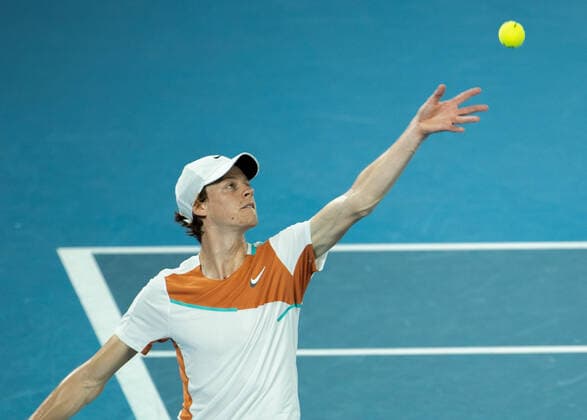 (220126) -- MELBOURNE, Jan. 26, 2022 -- Jannik Sinner of Italy serves during the men s singles match against Stefanos Tsitsipas of Greece at Australian Open in Melbourne Park, in Melbourne, Australia, on Jan. 26, 2022. (Photo by Hu Jingchen Xinhua) (SP)AUSTRALIA-MELBOURNE-TENNIS-AUSTRALIAN OPEN-MEN S SINGLES-QUARTERFINALS BaixXuefei 