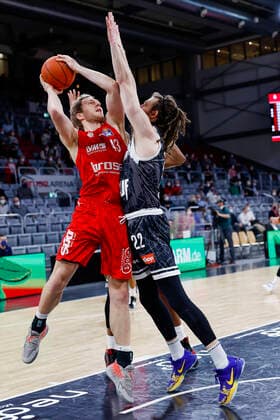 link Christian Sengfelder (Brose Bamberg, 43) rechts Craig Moller (s.oliver Würzburg, 22) Brose Bamberg - s.oliver Würzburg Wuerzburg - easyCredit-BBL - Basketball Bundesliga Saison 2021 22 Spieltag 16, 26.01.2022 Bamberg, Brose Arena Copyright: DanielxLöb