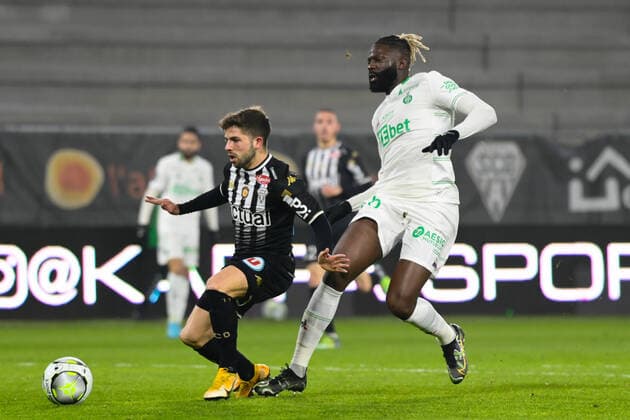 Jimmy Cabot ( 11 - Angers ) - Bakary SAKO ( 26 - Saint Etienne ) - FOOTBALL : Angers vs Saint Etienne - Ligue 1 - Angers - 26 01 2022 FedericoPestellini Panoramic 
