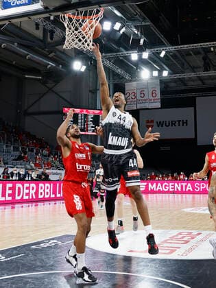 26.01.2022, Basketball, BBL, Hauptrunde, Brose Bamberg - s.Oliver Wuerzburg, GER, Bamberg, Brose Arena Bild: v. li. Marvin Omuvwie (Brose Bamberg) und William Buford (s.Oliver Wuerzburg) Copyright: HMBxMedia xHeikoxBecker