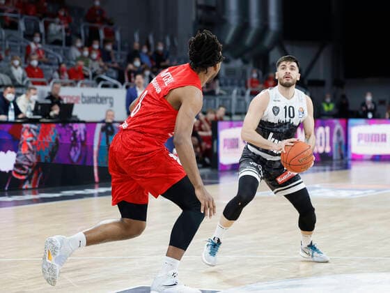 26.01.2022, Basketball, BBL, Hauptrunde, Brose Bamberg - s.Oliver Wuerzburg, GER, Bamberg, Brose Arena Bild: v. li. Akil Mitchell (Brose Bamberg) und Luciano Parodi (s.Oliver Wuerzburg) Copyright: HMBxMedia xHeikoxBecker