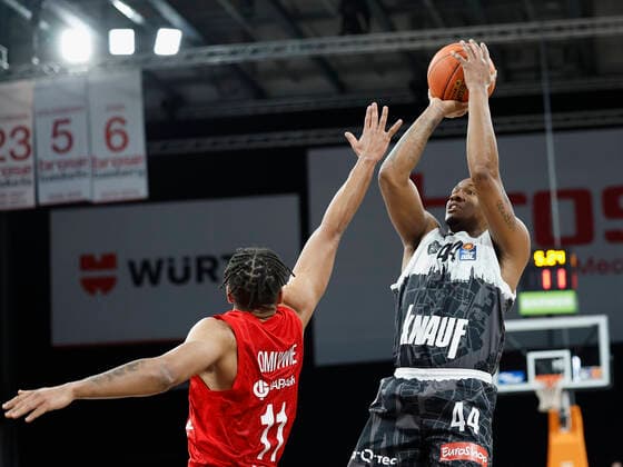26.01.2022, Basketball, BBL, Hauptrunde, Brose Bamberg - s.Oliver Wuerzburg, GER, Bamberg, Brose Arena Bild: v. li. Marvin Omuvwie (Brose Bamberg) und William Buford (s.Oliver Wuerzburg) Copyright: HMBxMedia xHeikoxBecker