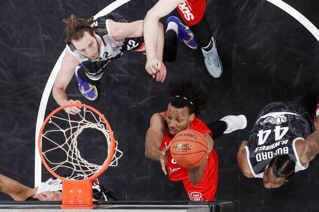 Mitte Akil Mitchell (Brose Bamberg, 08) rechts William Buford (s.oliver Würzburg, 44) oben links Craig Moller (s.oliver Würzburg, 22) Brose Bamberg - s.oliver Würzburg Wuerzburg - easyCredit-BBL - Basketball Bundesliga Saison 2021 22 Spieltag 16, 26.01.2022 Bamberg, Brose Arena Copyright: DanielxLöb