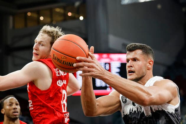 rechts Filip Stanic (s.oliver Würzburg, 65) links Christian Sengfelder (Brose Bamberg, 43) Brose Bamberg - s.oliver Würzburg Wuerzburg - easyCredit-BBL - Basketball Bundesliga Saison 2021 22 Spieltag 16, 26.01.2022 Bamberg, Brose Arena Copyright: DanielxLöb